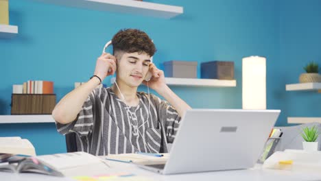 Der-Student,-Der-Seine-Arbeit-Am-Laptop-Erledigt,-Entspannt-Sich.