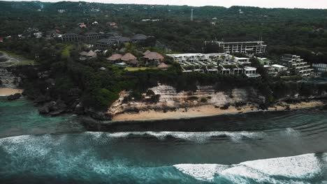 Schöner-Bingin-Strand-Mit-Exotischen-Klippenhäusern-Und-Hotel-In-Bali,-Indonesien