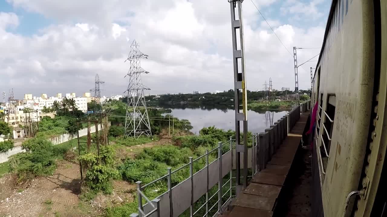 vista del tren en marcha en chennai, india