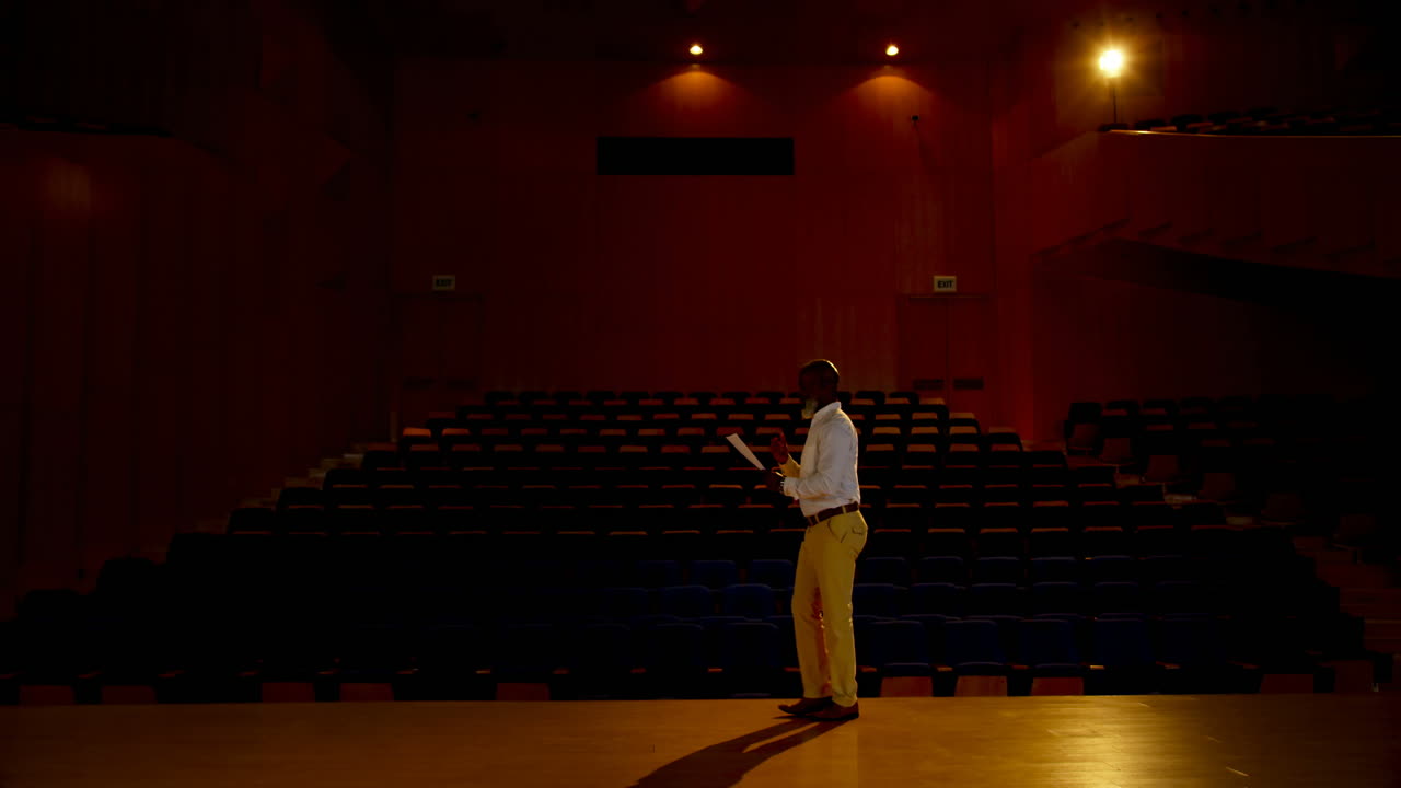 빈 강당에서 연설을 연습하는 고위 아프리카계 미국인 사업가 4k