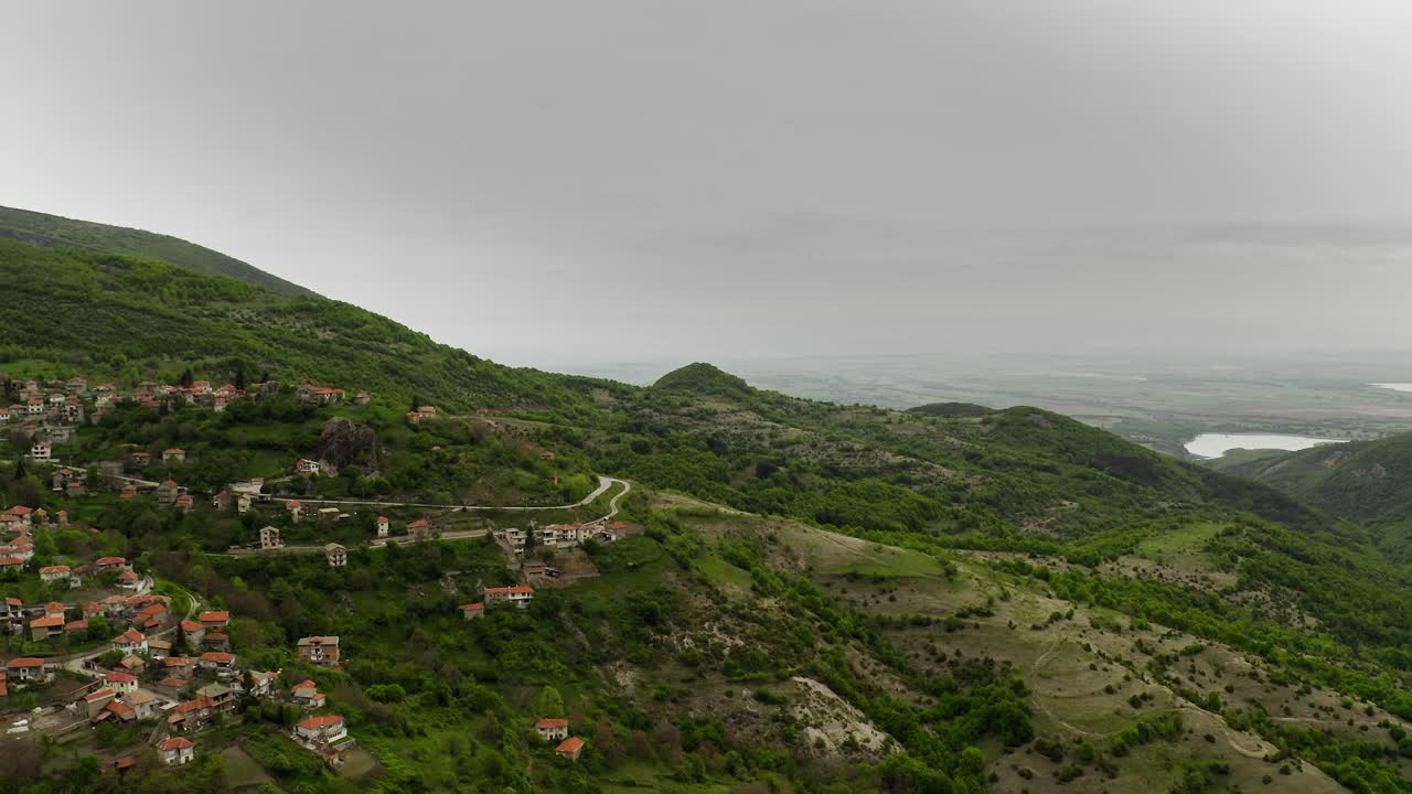 vista aérea de drones de viviendas en la colina