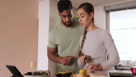 cocinar, pareja y pareja feliz con tableta