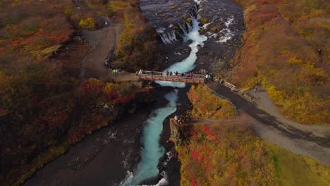 Touristen-Stehen-Auf-Der-Brücke-über-Den-Blauen-Wasserfall-Bruarfoss,-Island