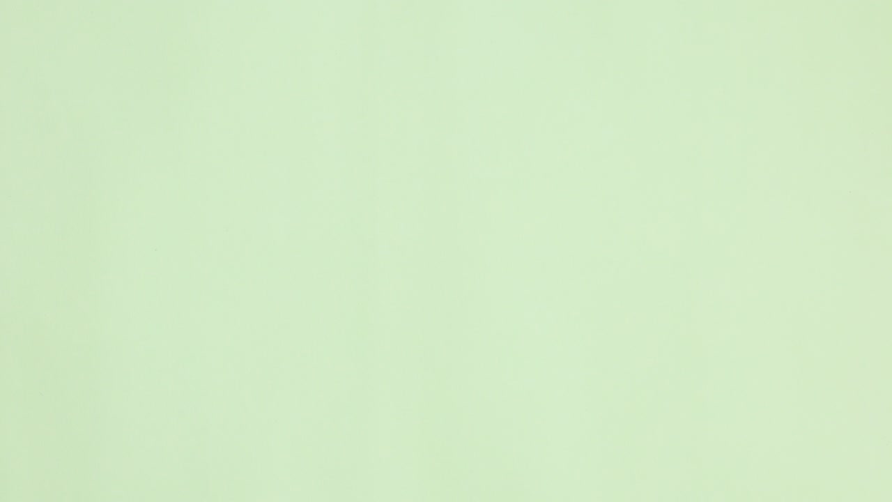 palos de madera de colores escriben palabras de arte en un fondo verde claro. detenga el movimiento