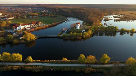 Fesselnder-Sonnenuntergang-über-Dem-Comana-Naturpark-Delta-–-Eine-Spektakuläre-Drohnenansicht,-Die-über-Der-Wasseroberfläche-Gleitet,-Rumänien