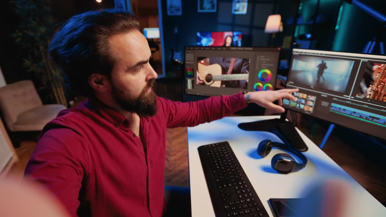 videógrafo usando cámara selfie para grabar tutorial sobre cómo usar software para crear efectos visuales para proyectos de video