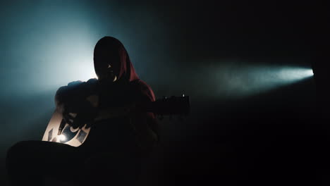 Ein-Junger-Musiker-Spielt-Gitarre-Auf-Der-Bühne-Im-Rampenlicht-4k-Video