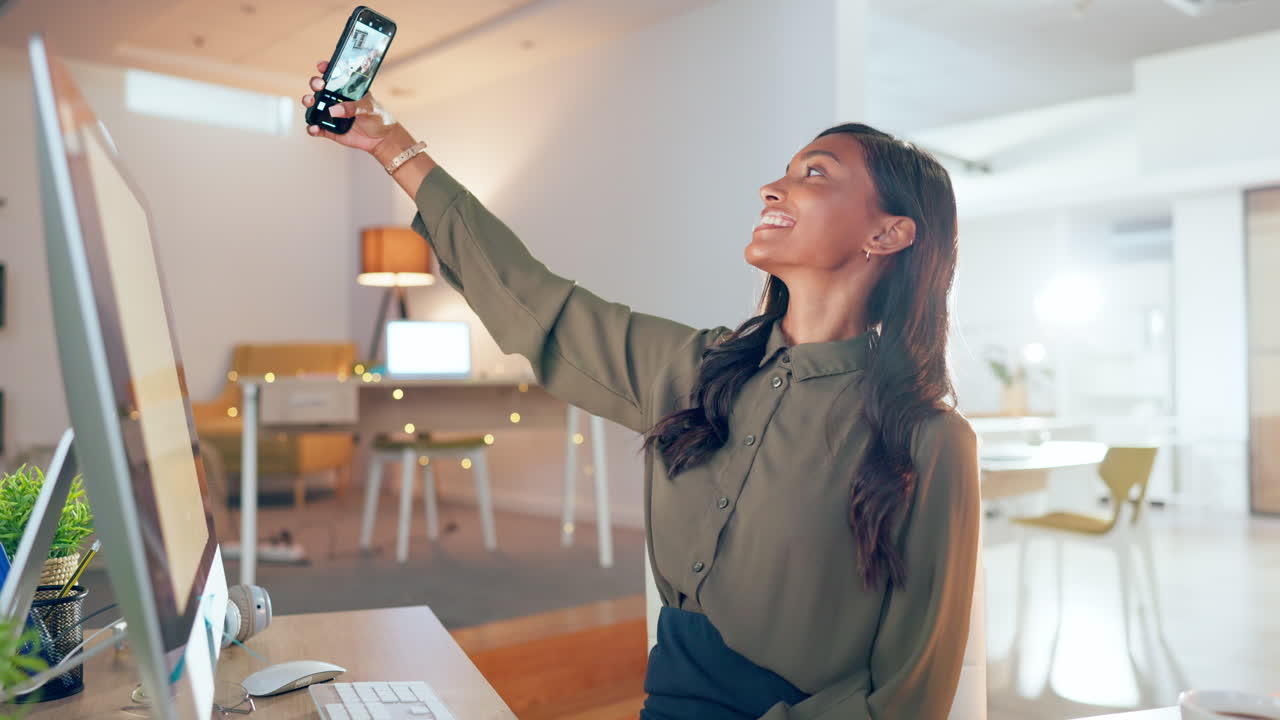 selfie de una mujer profesional en una startup de oficina