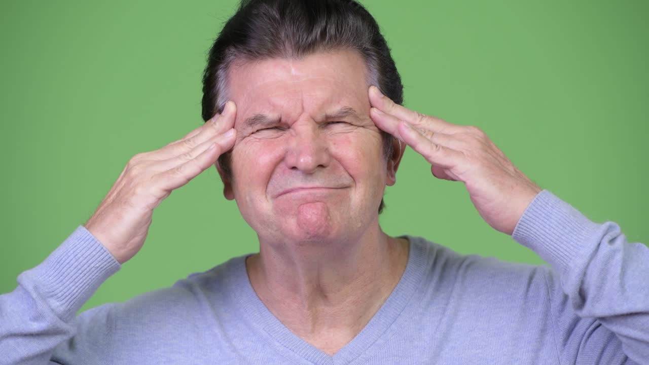 두통을 고 있는 멋진 남자