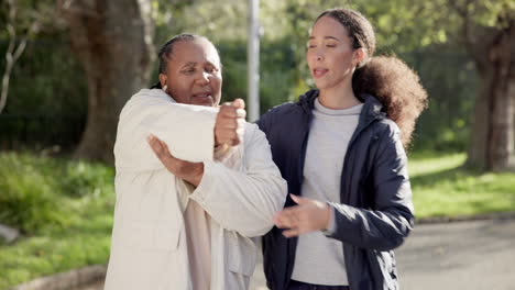 mujer mayor, estiramiento y al aire libre con entrenador