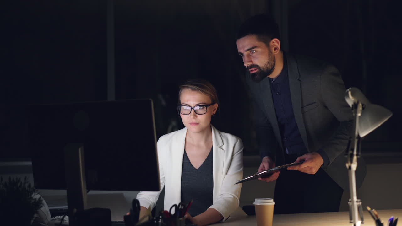 Colleghi di lavoro che lavorano fino a tarda notte