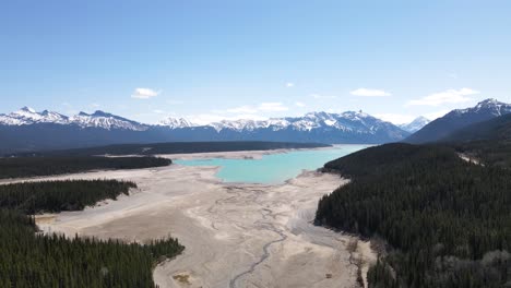 vista aérea del lago abraham en alberta, canadá