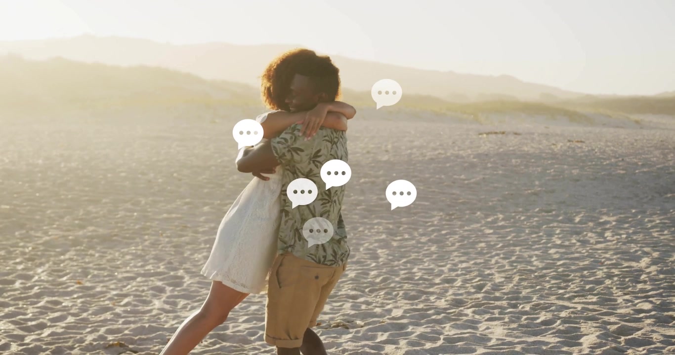 Femme sautant dans les bras d'un homme sur la plage, initiant des bulles de discussion animées montrant le marketing numérique