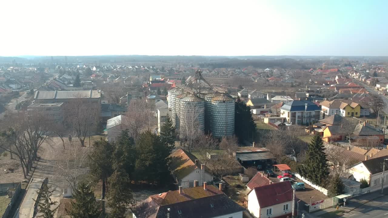 imágenes de drones volando sobre viejos contenedores de fábrica abandonados en nyirbator, hungría, europa grabados con un dji spark 1080p 30fps