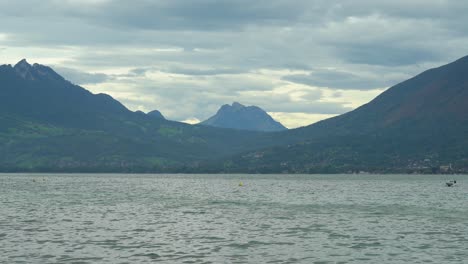 el lago annecy se formó hace unos 18.000 años, en el momento en que los grandes glaciares alpinos se derritieron.