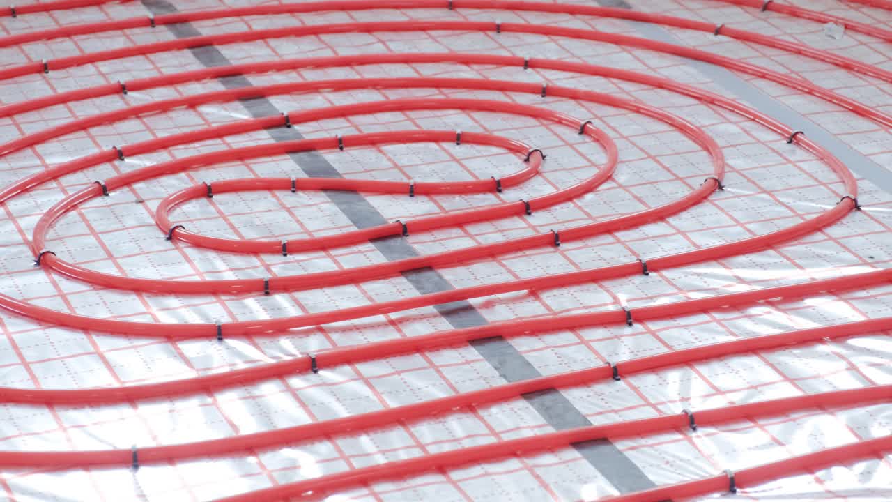 instalación de tuberías de calefacción por suelo para la calefacción de agua. sistemas de caleficación. tuberías para un piso aislado térmicamente.