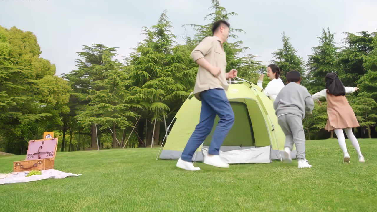 야외에서 행복한 가족, 공원에서 피크닉, 목적지의 개념, 가족 여행 및 여름 휴가 또는 휴가