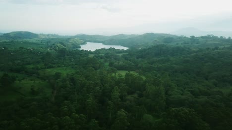 Montañas-Densamente-Cubiertas-De-árboles-Cerca-Del-Lago-Del-Cráter-En-Fort-Portal,-Uganda,-África