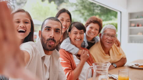 Feliz,-Selfie-Y-Cara-De-Gran-Familia-En-El-Almuerzo