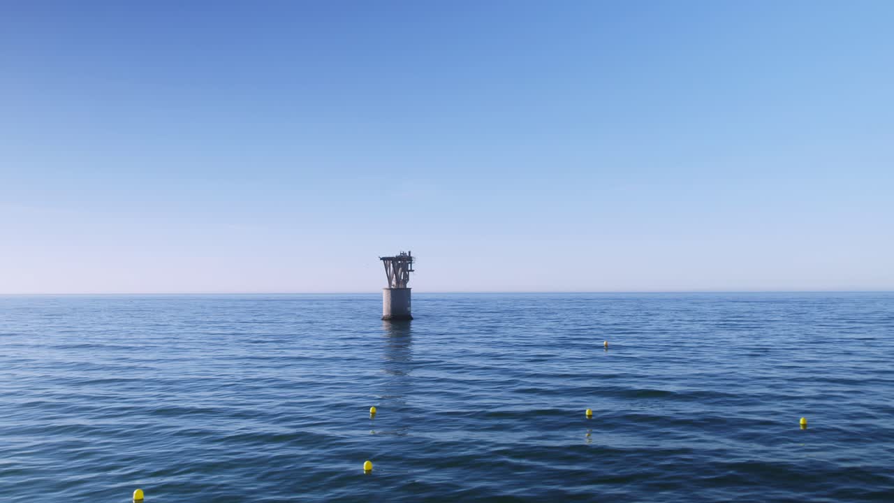 플라야 델 케이블, 마르베야, 스페인의 해변으로 날아가는 드론