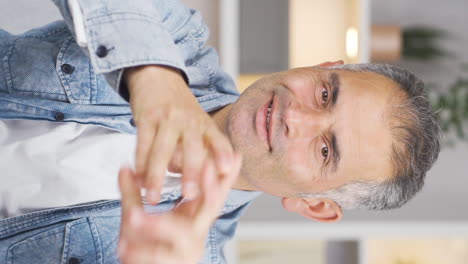 video vertical de un hombre mirando a la cámara haciendo un signo de confianza.