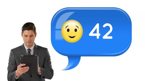 hombre de negocios usando una tableta con un emoji de guiño y números 4k