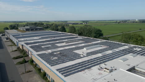 Pluma-Abajo-De-Un-Edificio-Industrial-Lleno-De-Paneles-Solares