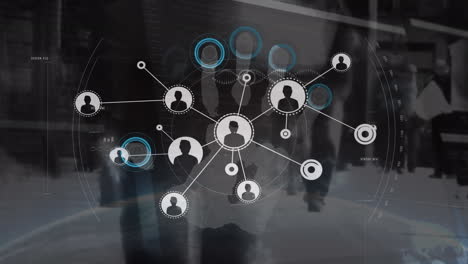 animación del procesamiento de datos e iconos sobre personas que caminan