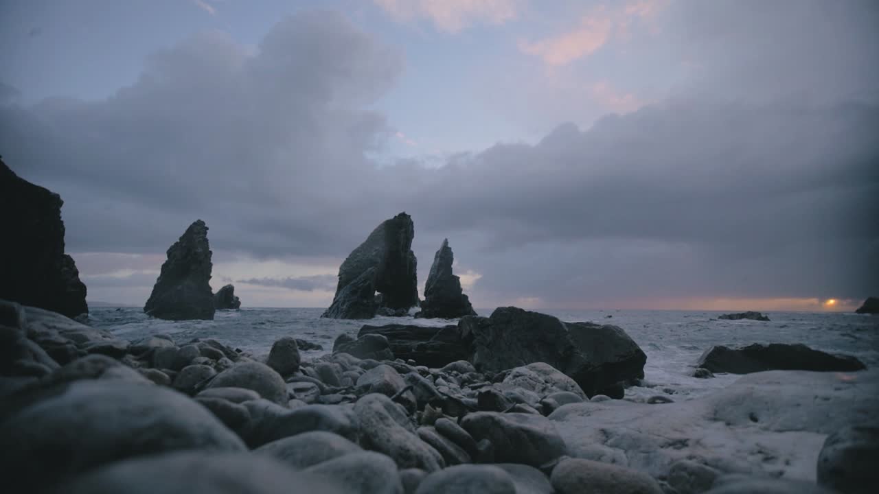 일몰에 바위에 dongal 아일랜드 바다 물결에 crohy 머리