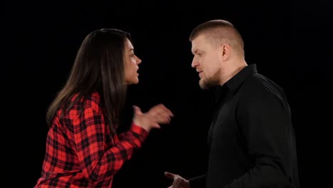 pareja discutiendo