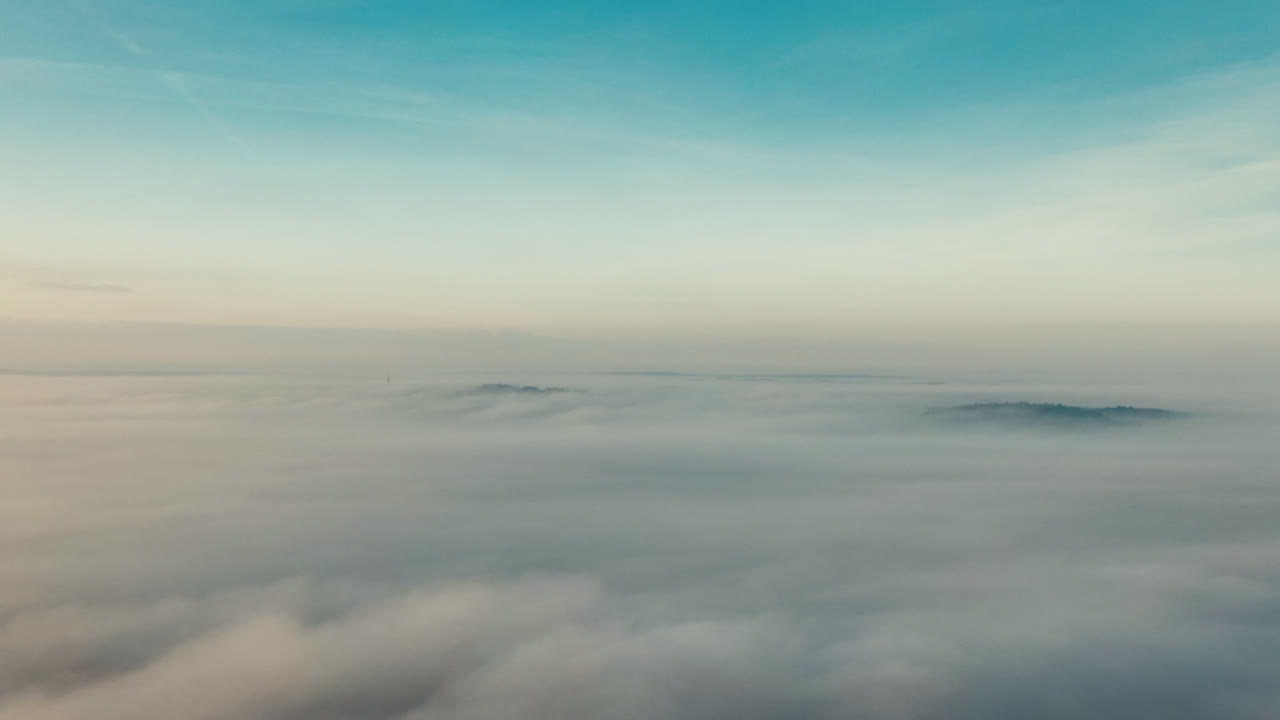 volar sobre las nubes en tabor checo mañana fría de otoño