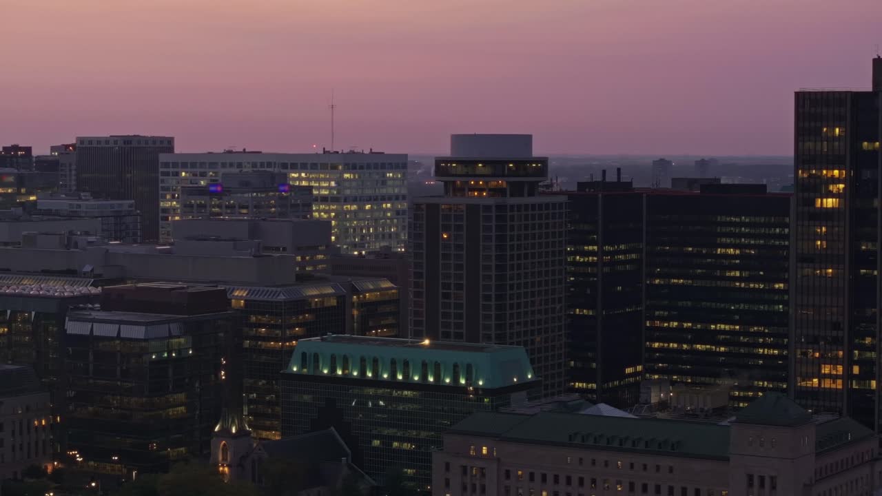 오타와 시의 시내 스카이 라인 태양이 지는 동안 창문을 통해 빛나는 고층 건물