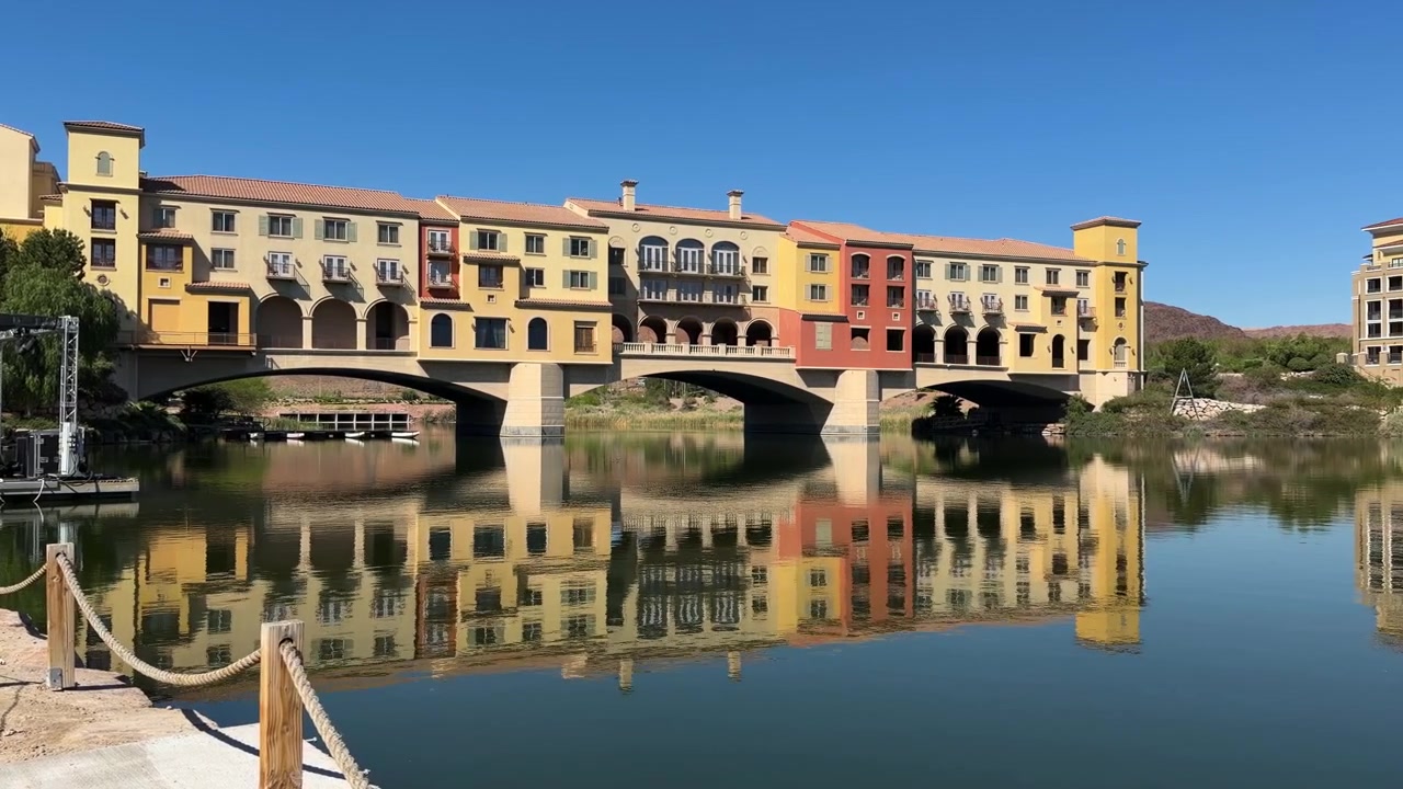 Ponte in stile italiano sopra il bacino idrico del Lago Las Vegas in una giornata di sole, Nevada USA.