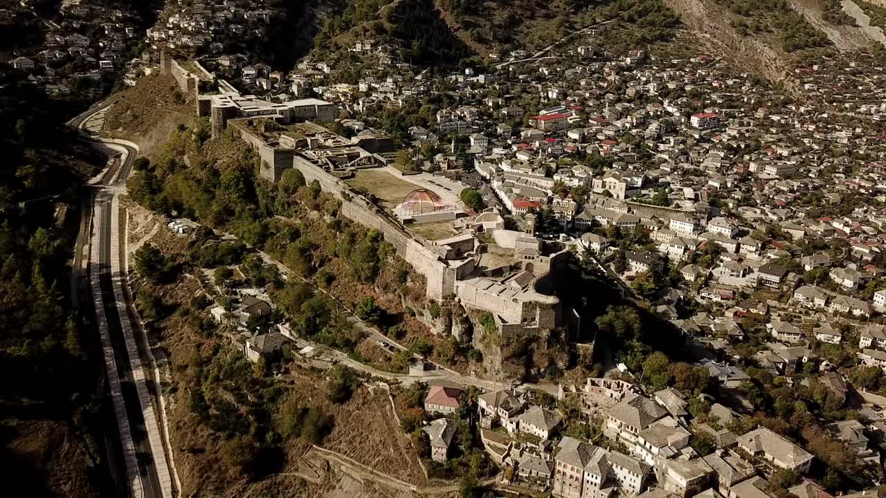 vista de drones del castillo de gjirokaster, albania, balcanes, europa toma de dolly de todo el castillo y la mayor parte de la ciudad
