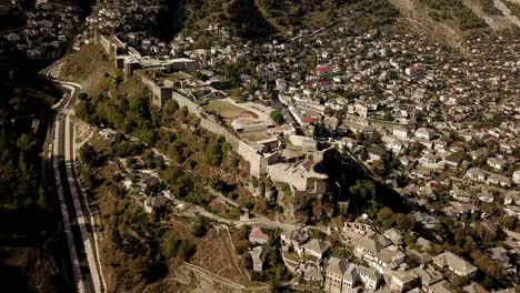 Vista-De-Drones-Del-Castillo-De-Gjirokaster,-Albania,-Balcanes,-Europa-Toma-De-Plataforma-Rodante-De-Todo-El-Castillo-Y-La-Mayor-Parte-De-La-Ciudad