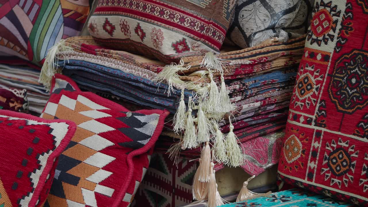 Cuscini e tessuti etnici con motivi colorati