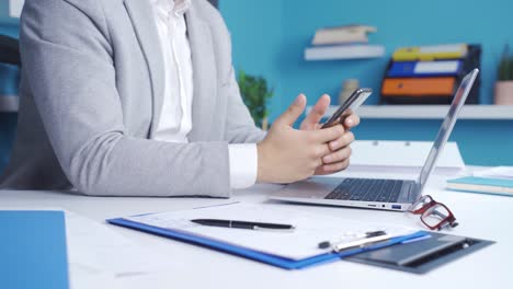 el hombre de negocios con el teléfono se alegra, encuentra descuentos sorpresa, aprovecha la oportunidad.