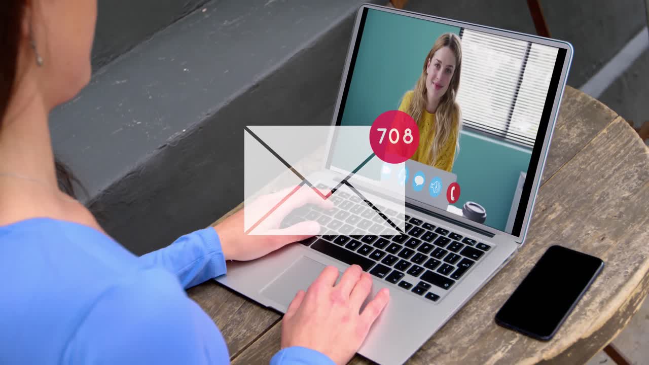 봉투의 애니메이션, 원에서 번호를 바꾸는, 백인 여성 동료들이 비디오 통화로 이야기하는