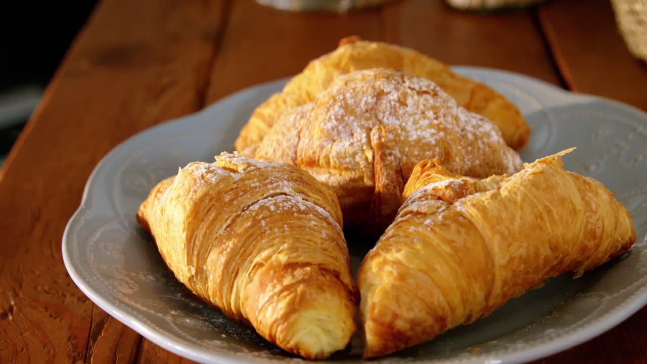 Piatto con cornetti sul tavolo