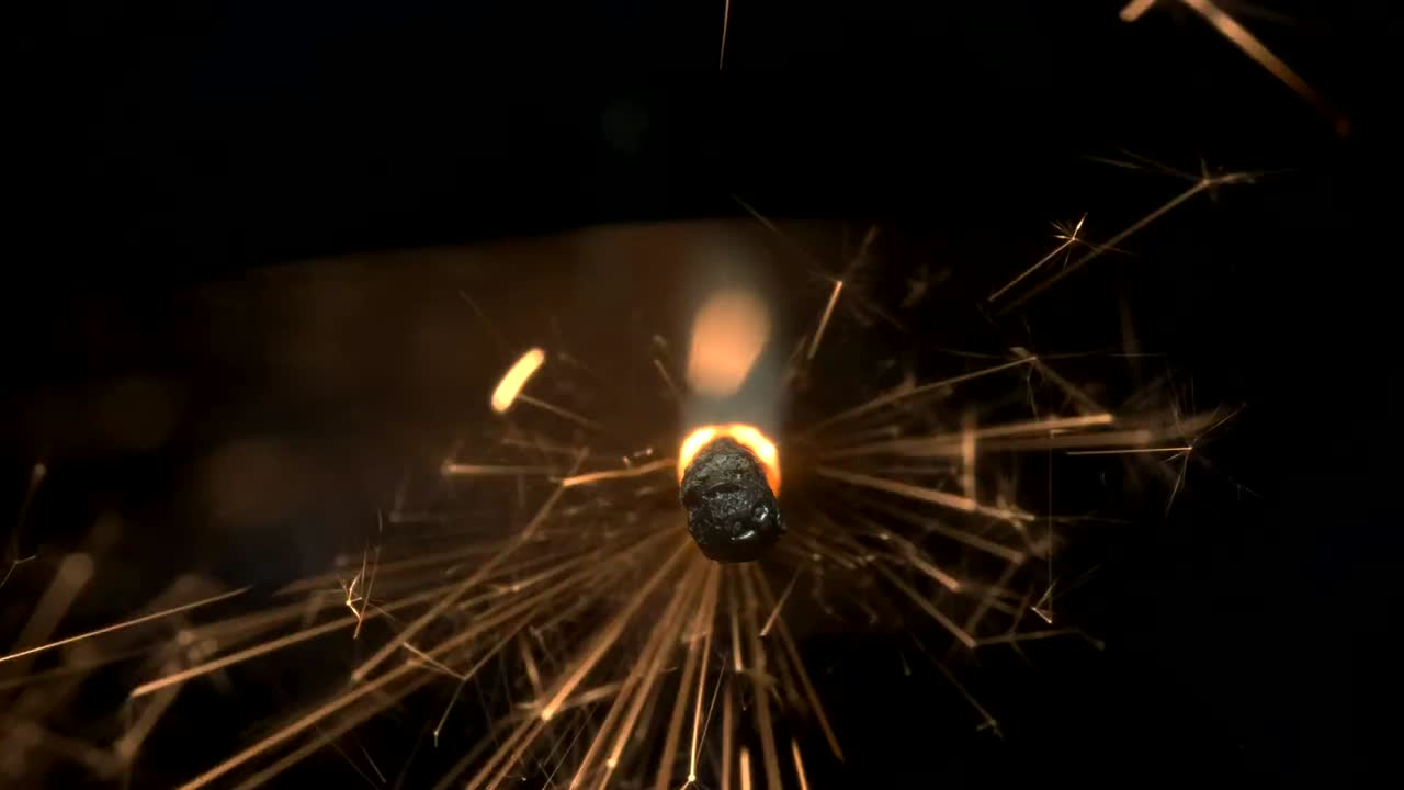 크리스천 스파클러, 검은 바탕에 갈 불빛. 어두운 바탕에 불타는 불꽃놀이. 클로즈업