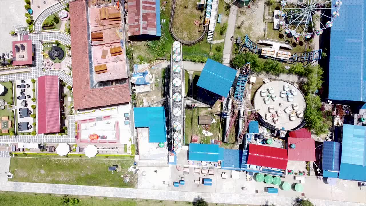 오래된 놀이 공원의 멋진 상단에서 아래로 내려온 항공 영상, 움직이는 페리스 을 강조합니다.