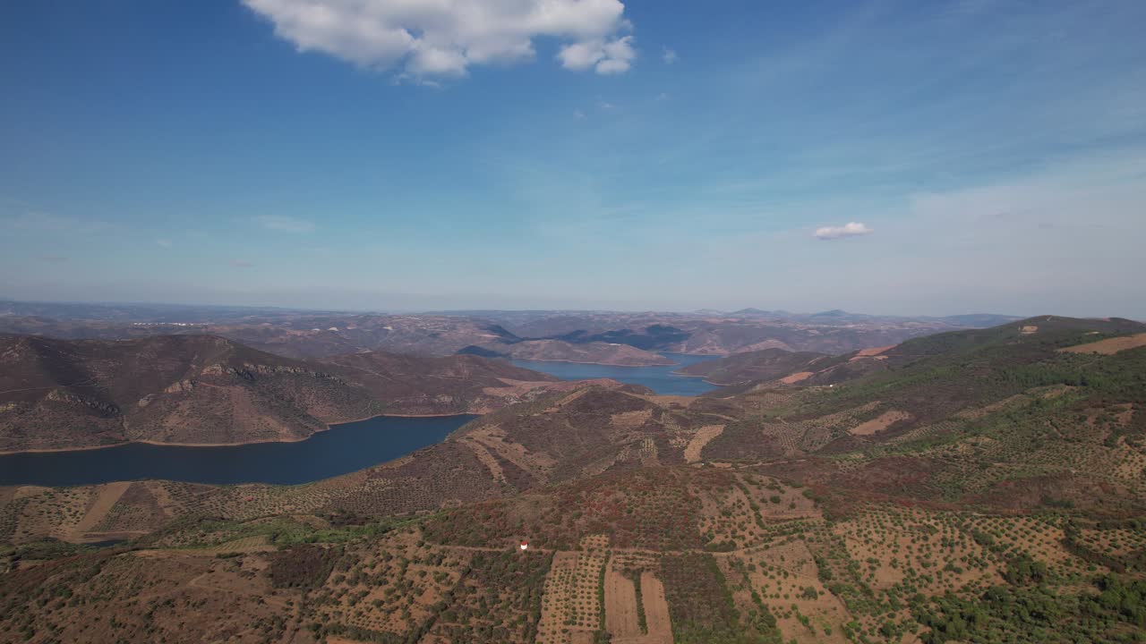Voando sobre uma bela paisagem natural em Portugal