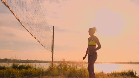 Gruppe-Junger-Mädchen,-Die-Bei-Sonnenuntergang-Oder-Sonnenaufgang-Beachvolleyball-Spielen