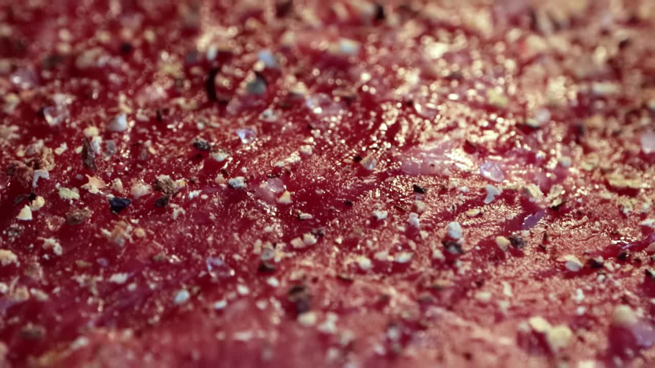 생고기 스테이크 에  ⁇ 인 후추 와 향신료