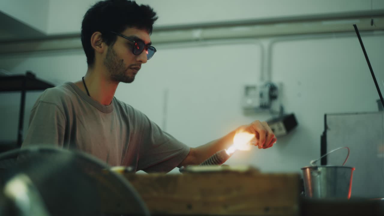Artista vetraio al lavoro