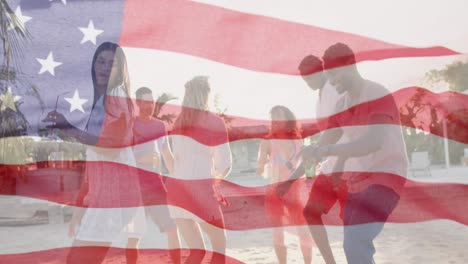 Animación-De-La-Bandera-Ondeante-De-América-Sobre-Amigos-Diversos-Y-Felices-Bailando-En-La-Playa-Soleada