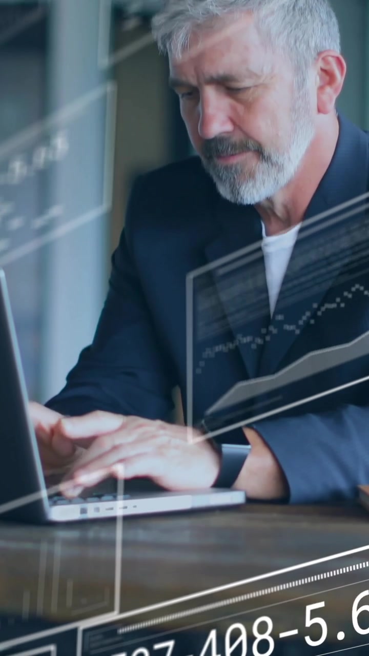 Professionista che lavora al laptop con un'animazione sovrapposta di dati digitali