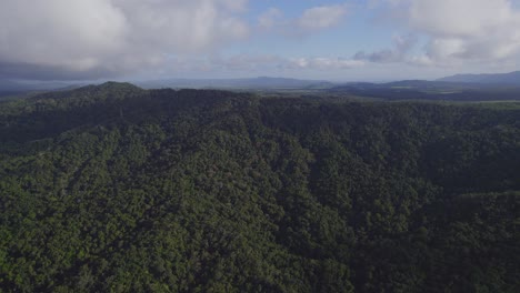 Paisaje-Montañoso-De-La-Selva-Tropical-En-Port-Douglas,-Extremo-Norte-De-Queensland,-Australia---Toma-Aérea