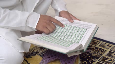 Nahaufnahme-Eines-Indischen-Muslimischen-Mannes,-Der-Den-Koran-Liest