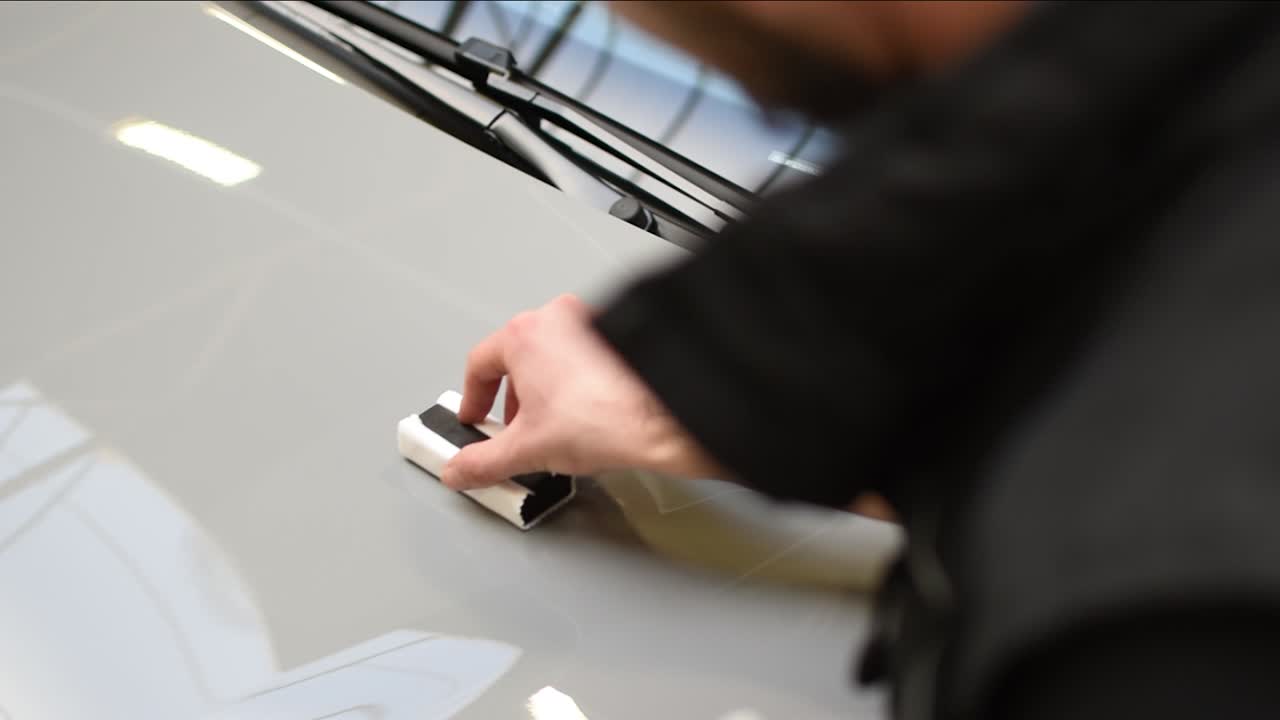 세라믹 코팅 빛나는 회색 자동차 후드 정비공 작업을 적용하는 남성 손